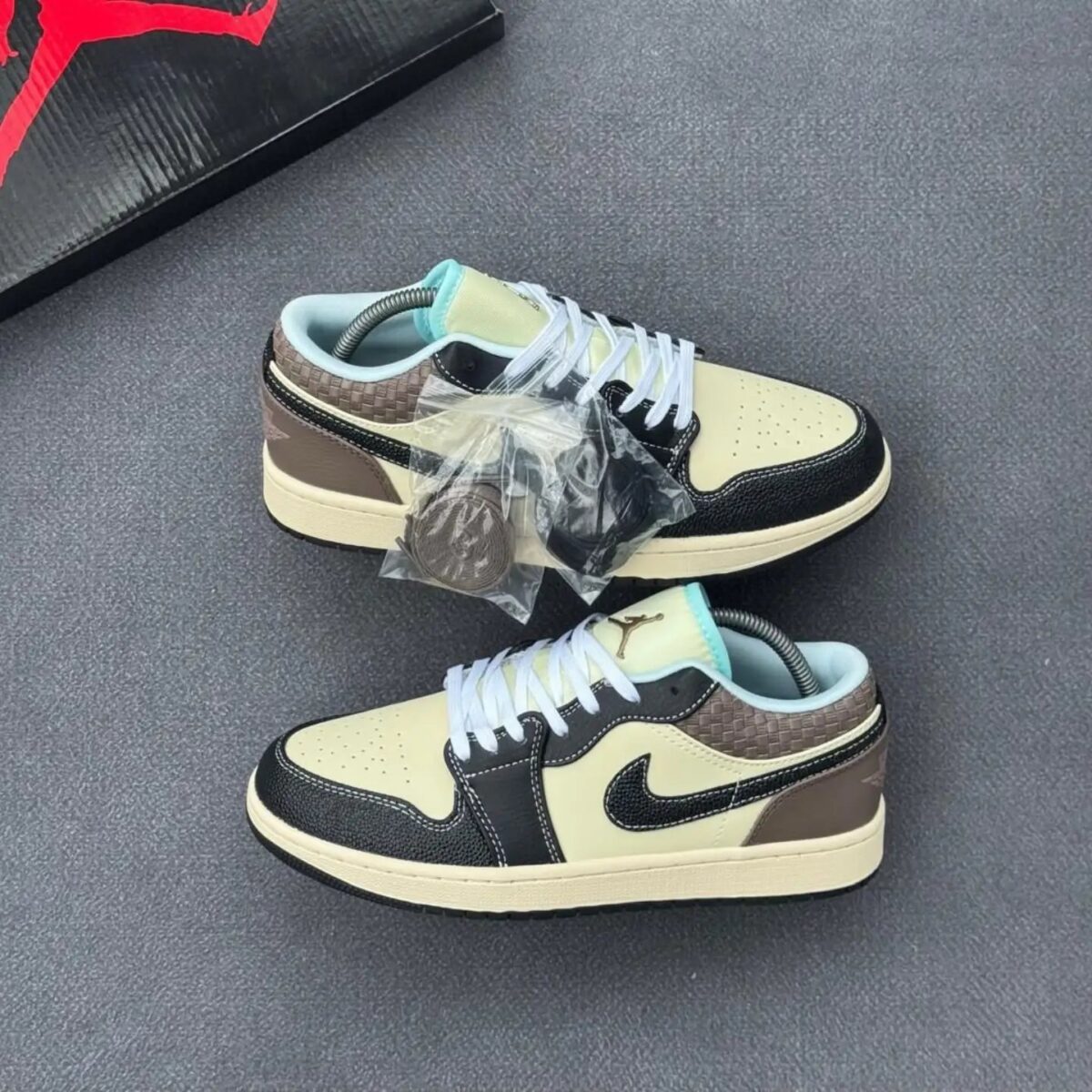 Air Jordan 1 Low SE "Black Mocha"
